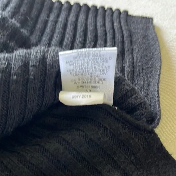 Black Long Sleeve Top with Sunflower Crochet Design Size Medium - Picture 7 of 8